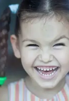 Por que é importante cuidar dos espaços entre os dentes?