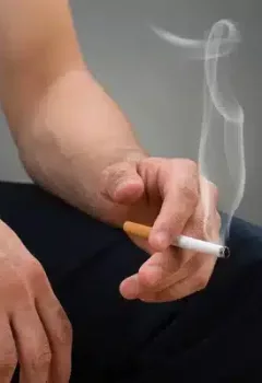 Dentes amarelos, mau hálito e dores: consequências do cigarro na saúde bucal