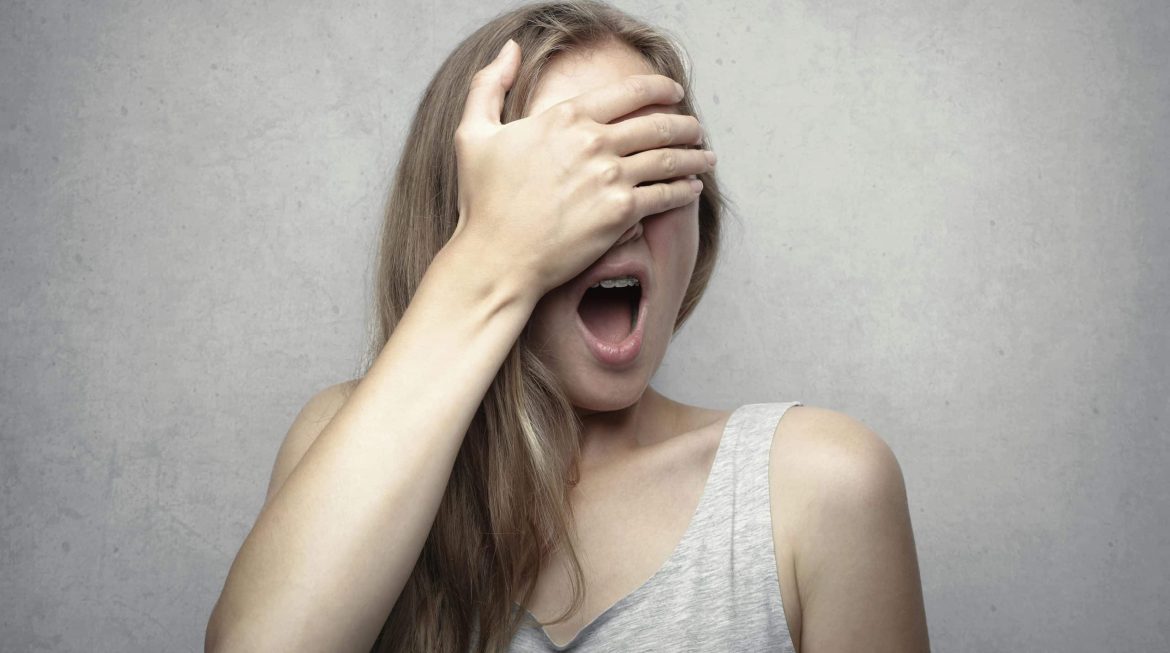 O mau hálito é causado por cáries? saiba identificar as causas
